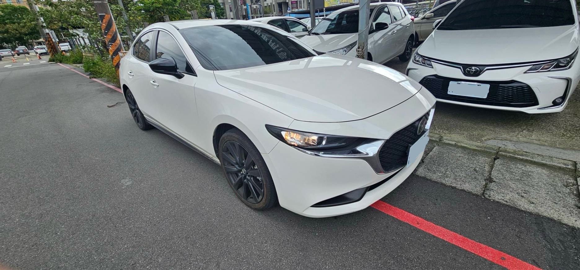 MAZDA 3 4D 20S Carbon Edition 2023 Image 1