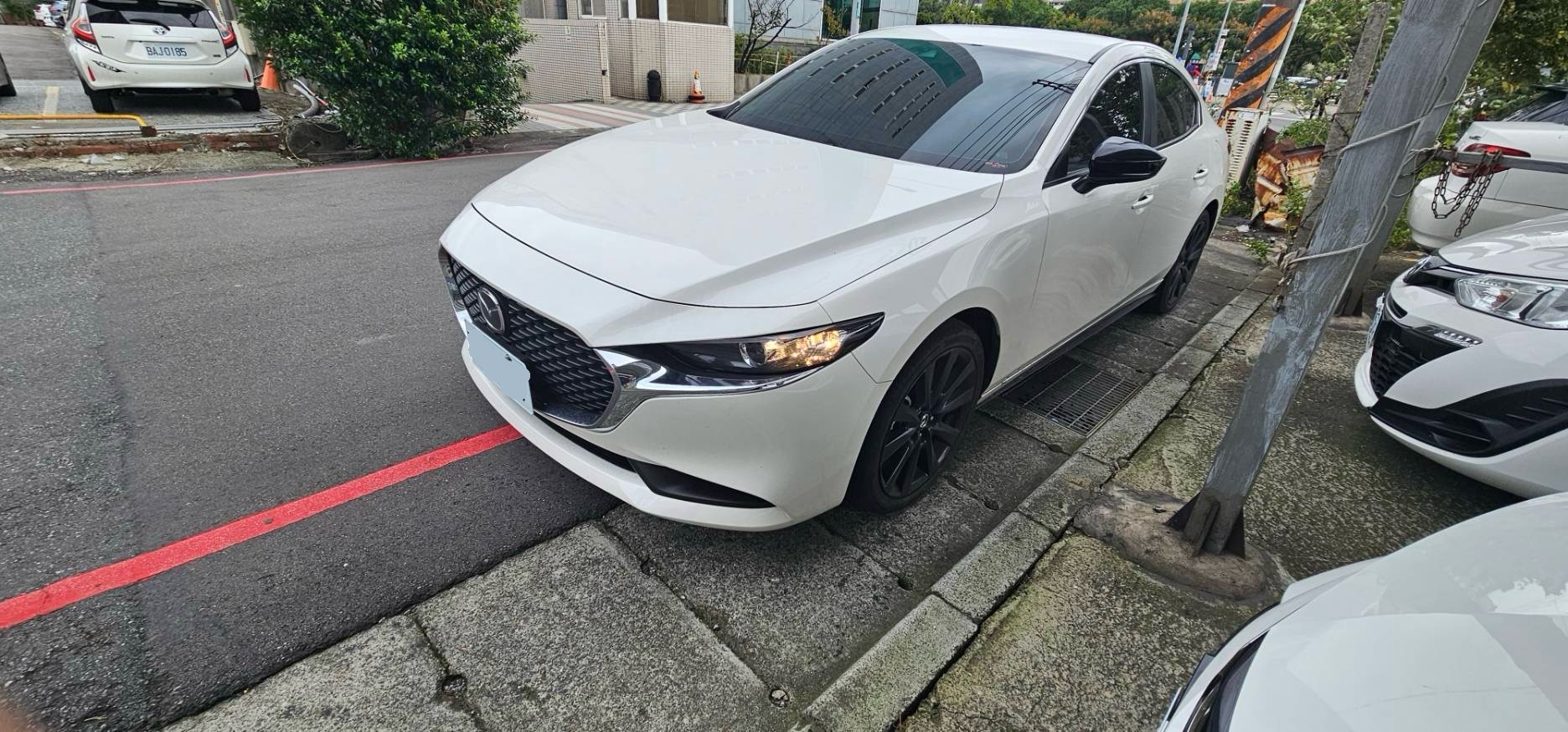 MAZDA 3 4D 20S Carbon Edition 2023 Image 2