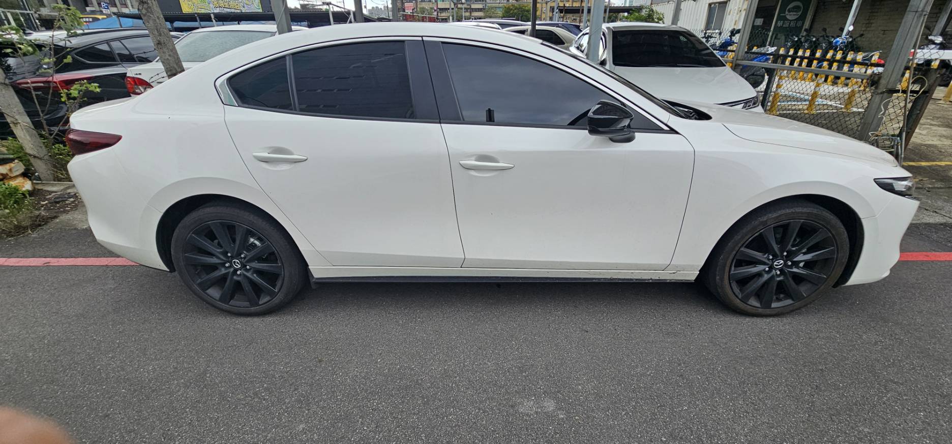 MAZDA 3 4D 20S Carbon Edition 2023 Image 3