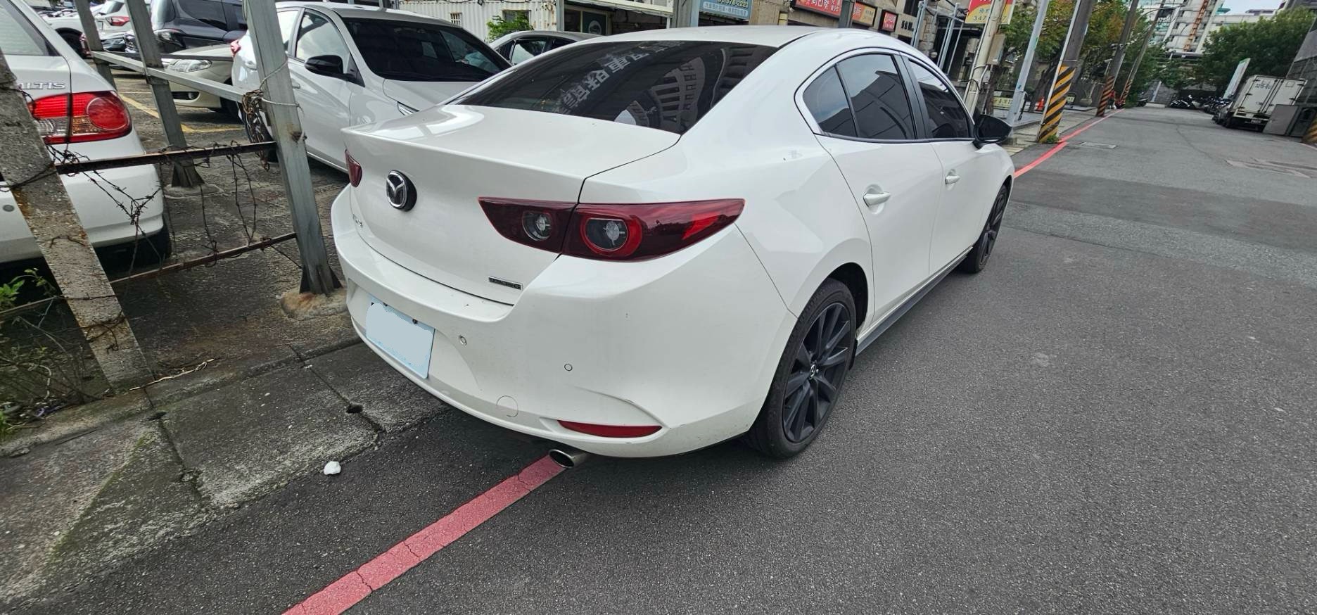 MAZDA 3 4D 20S Carbon Edition 2023 Image 4