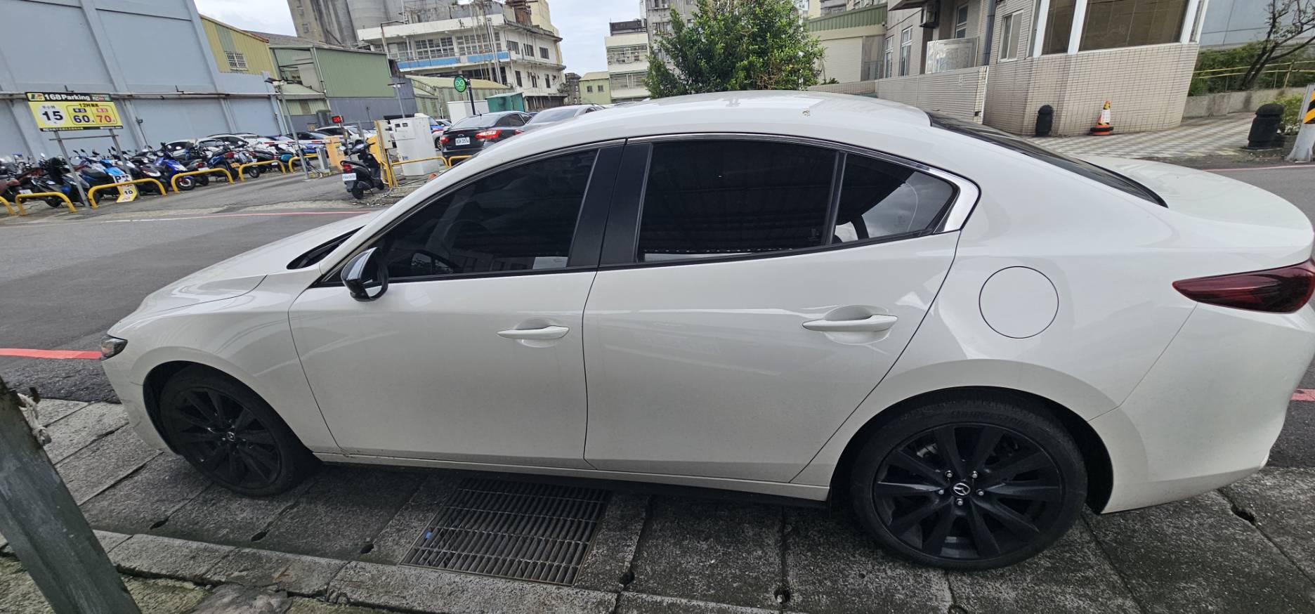 MAZDA 3 4D 20S Carbon Edition 2023 Image 7