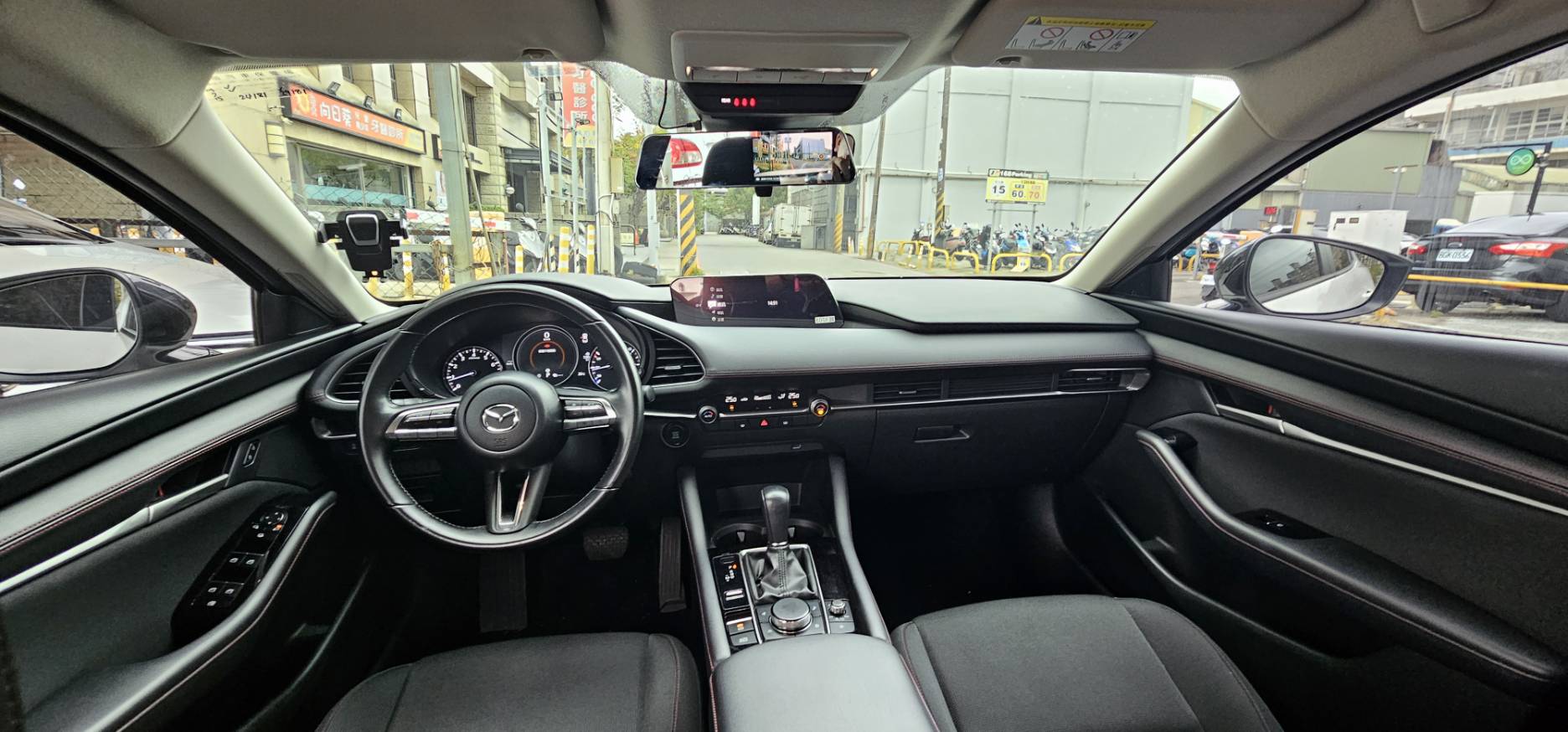 MAZDA 3 4D 20S Carbon Edition 2023 Image 8