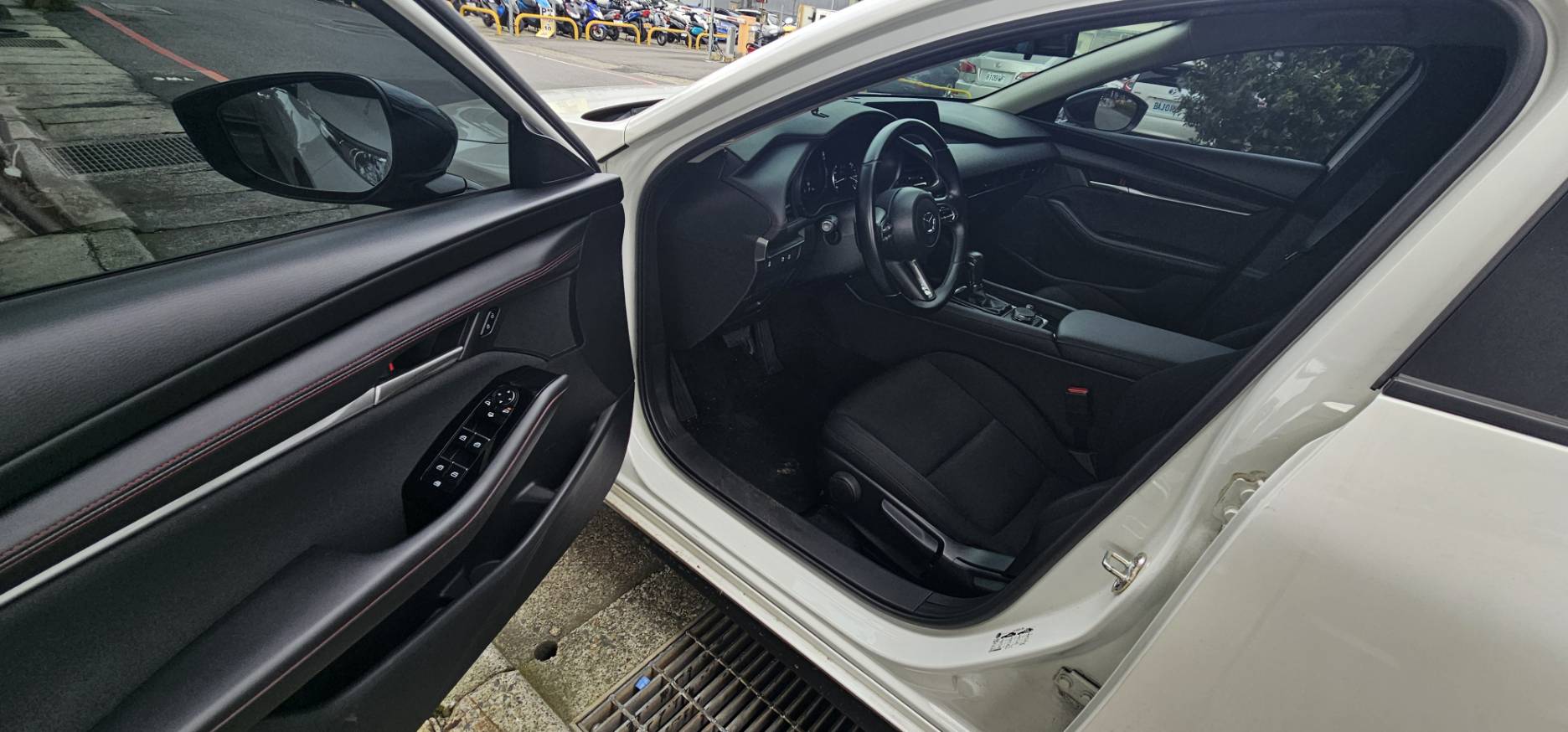 MAZDA 3 4D 20S Carbon Edition 2023 Image 9