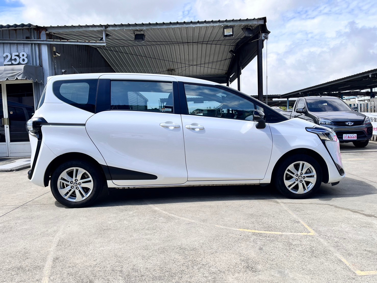 TOYOTA SIENTA 1.5L 豪華 2023 Image 3