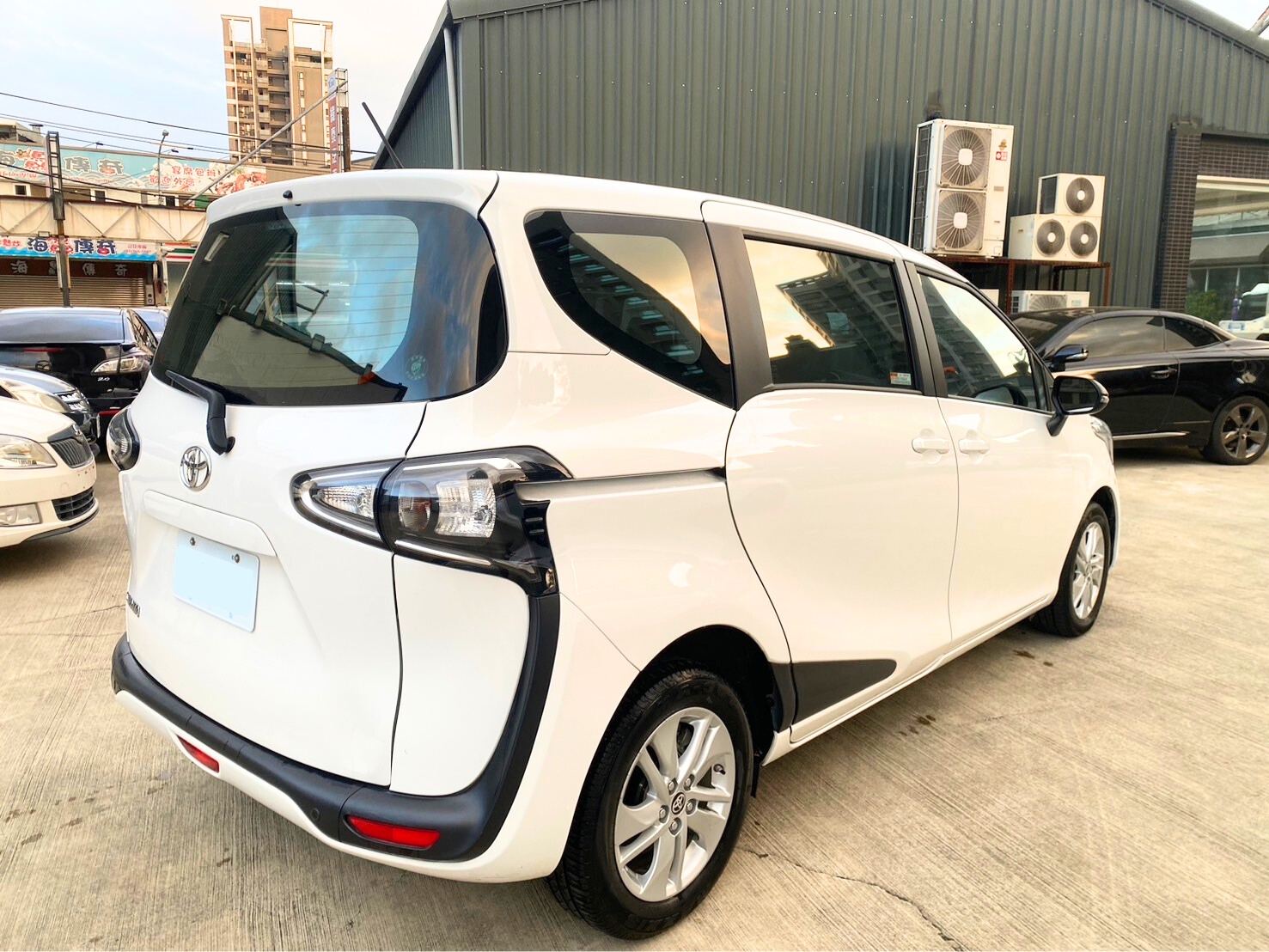 TOYOTA SIENTA 1.5L 豪華 2023 Image 3