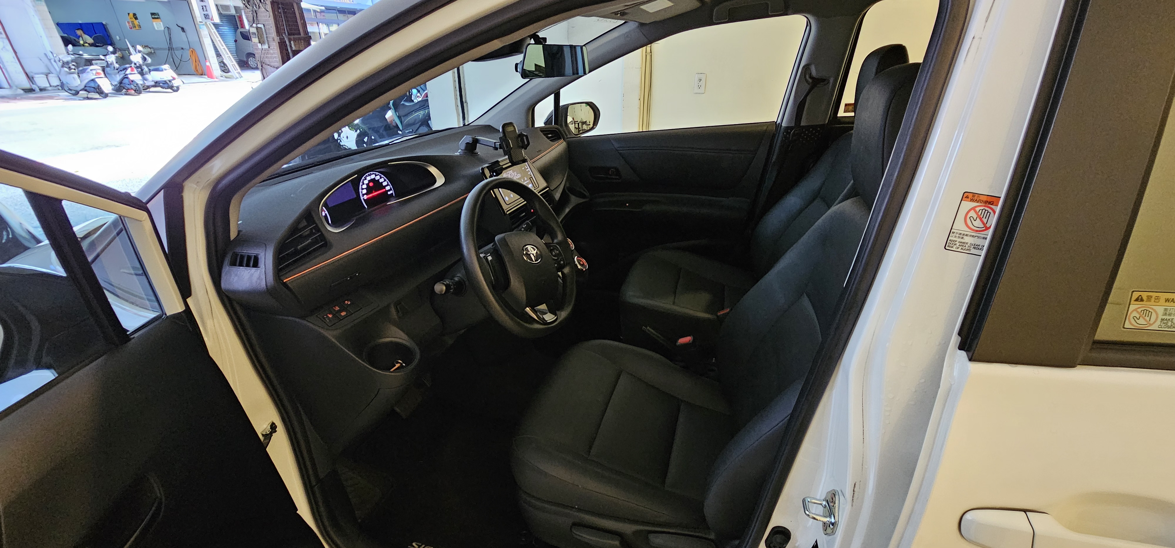 TOYOTA SIENTA 1.5L 豪華 2023 Image 9