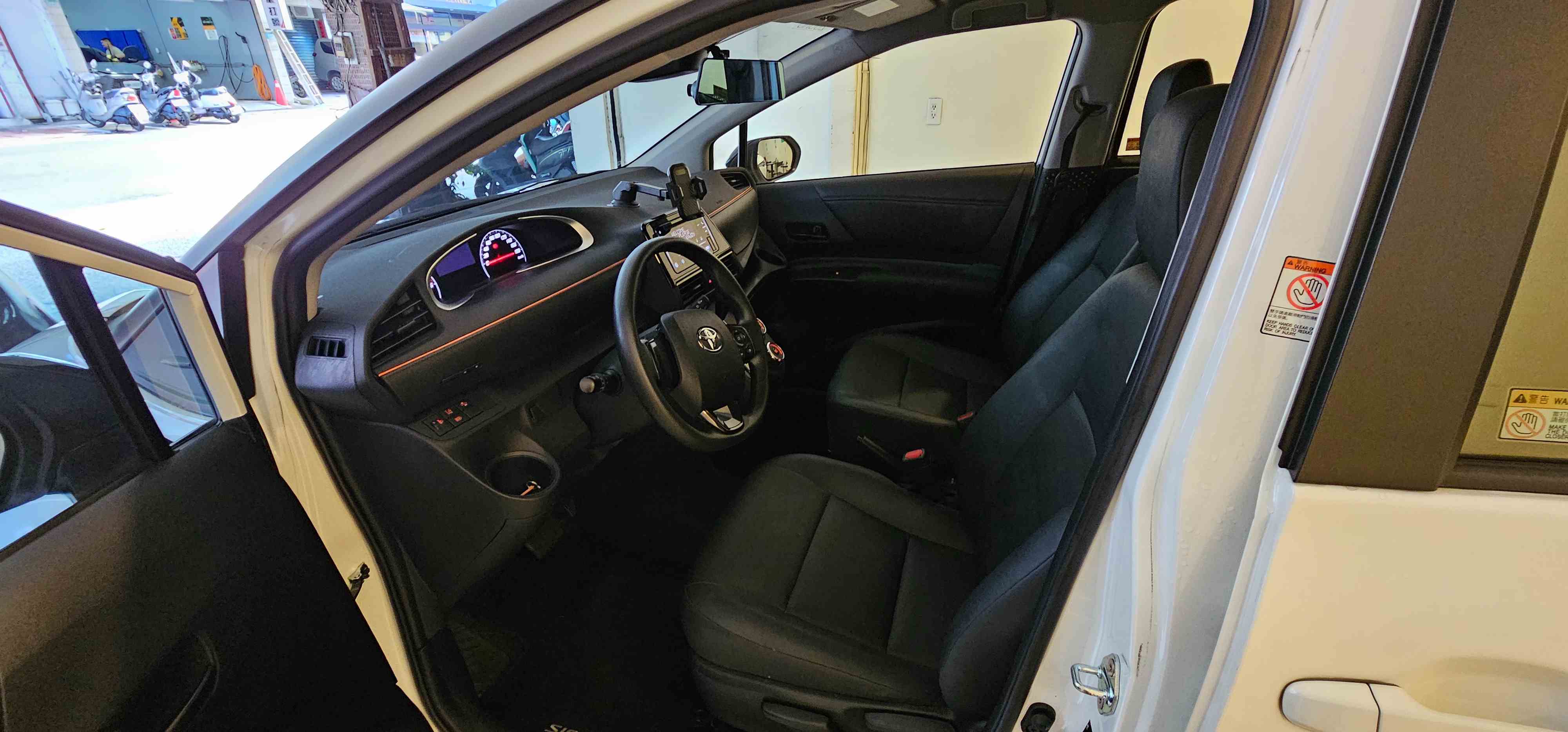 TOYOTA SIENTA 1.5L 豪華 2023 Image 9