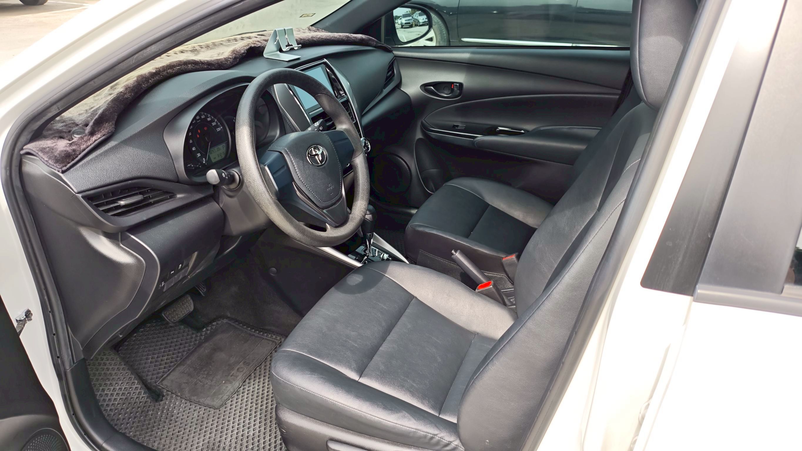 TOYOTA YARIS 1.5 2022 Image 8