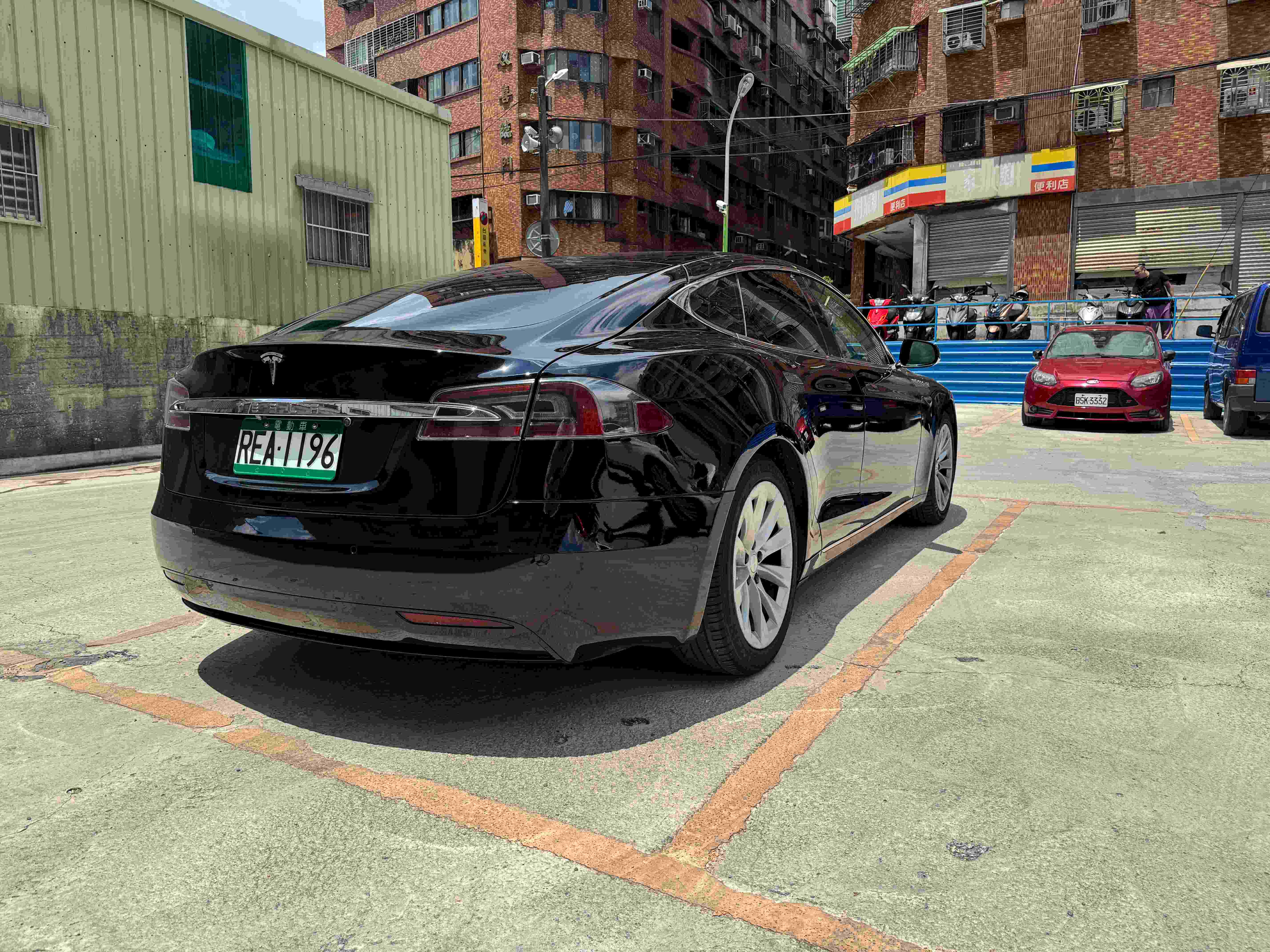 Tesla Model S 75 2017 Image 4