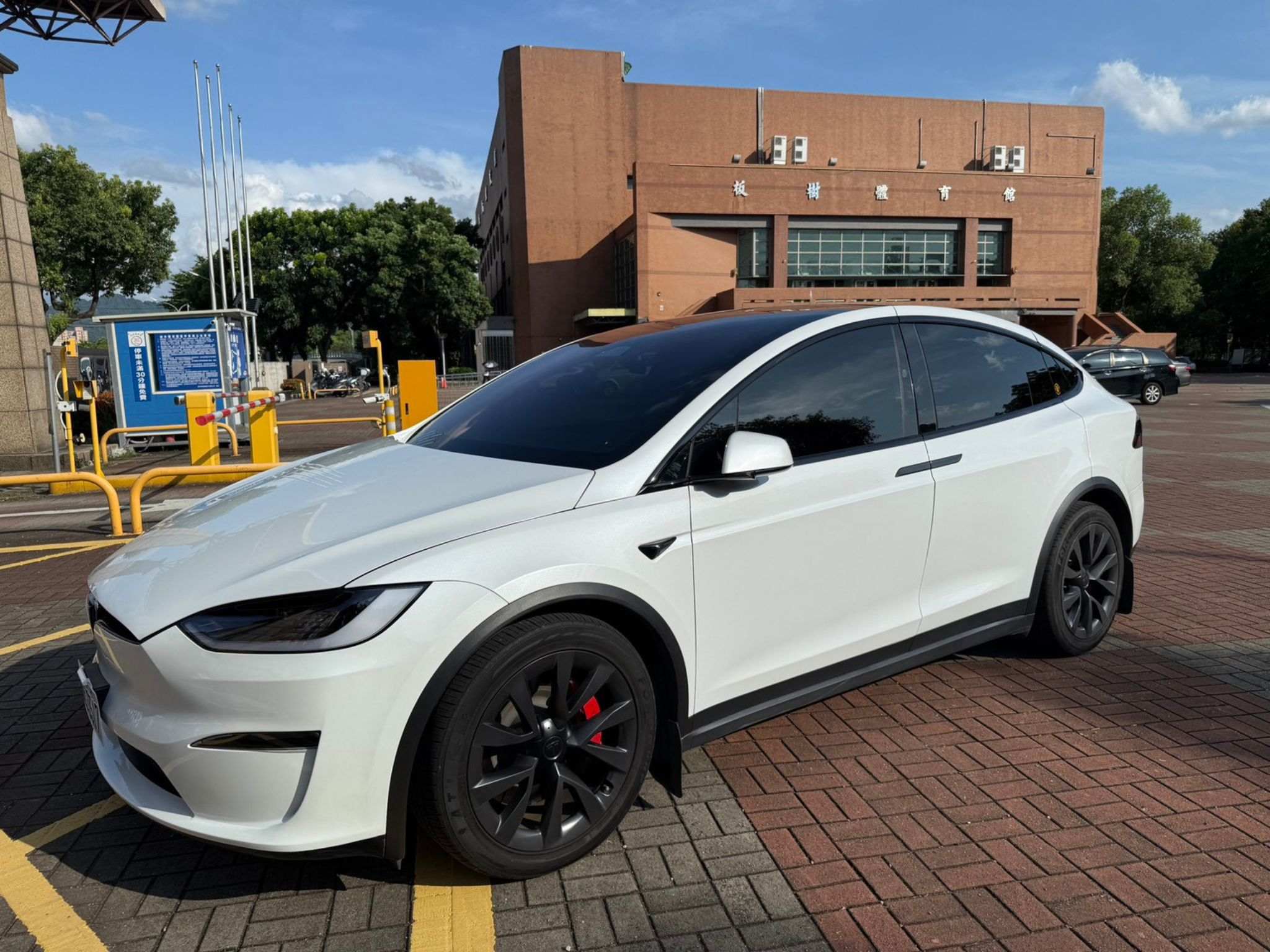 Tesla Model  X PLAID 2023 Image 2