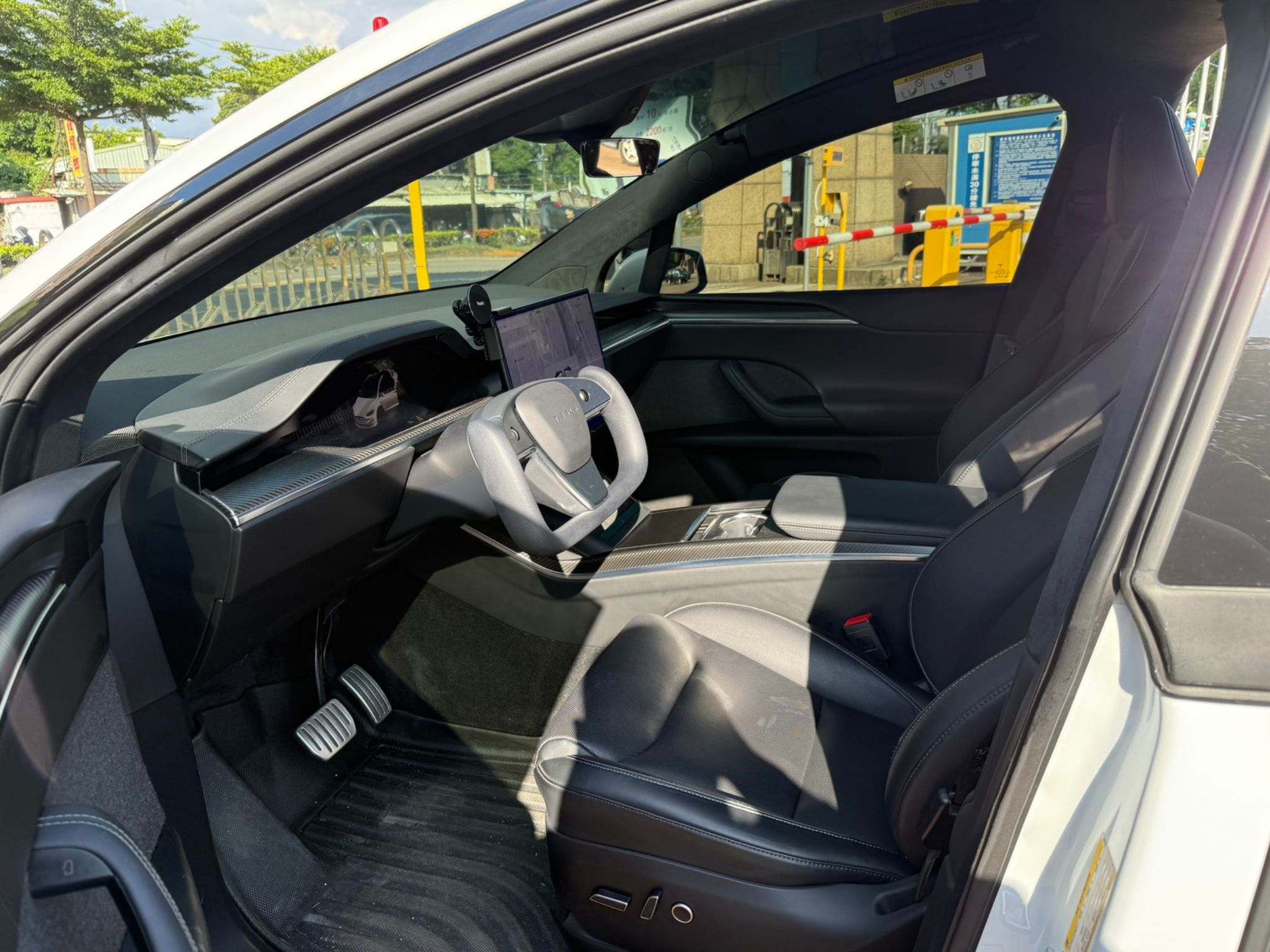 Tesla Model  X PLAID 2023 Image 9
