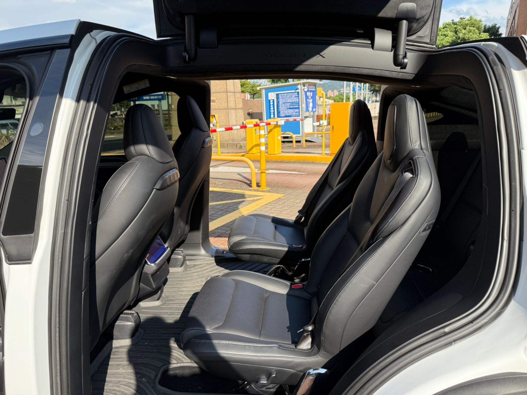 Tesla Model  X PLAID 2023 Image 10