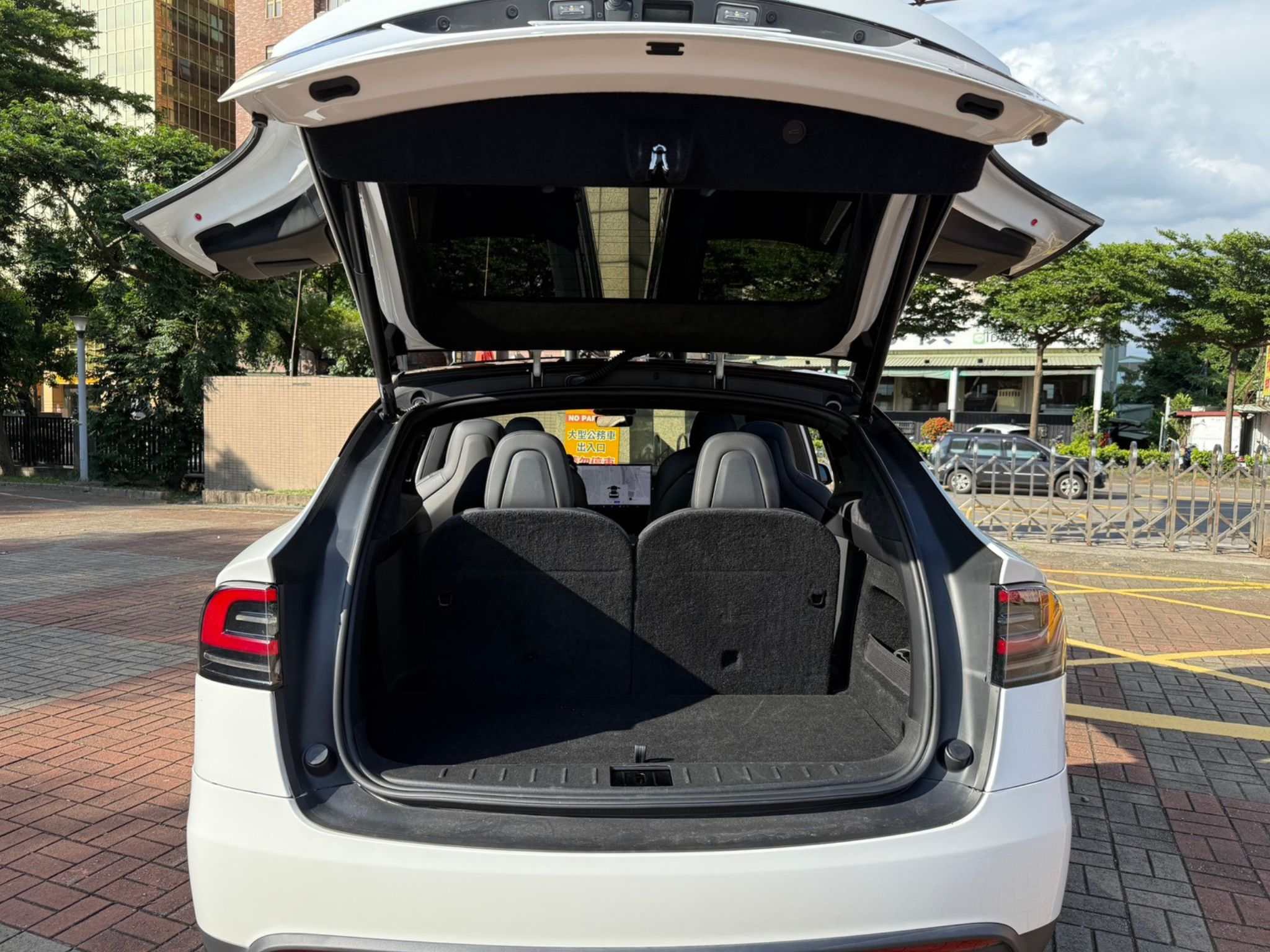 Tesla Model  X PLAID 2023 Image 11