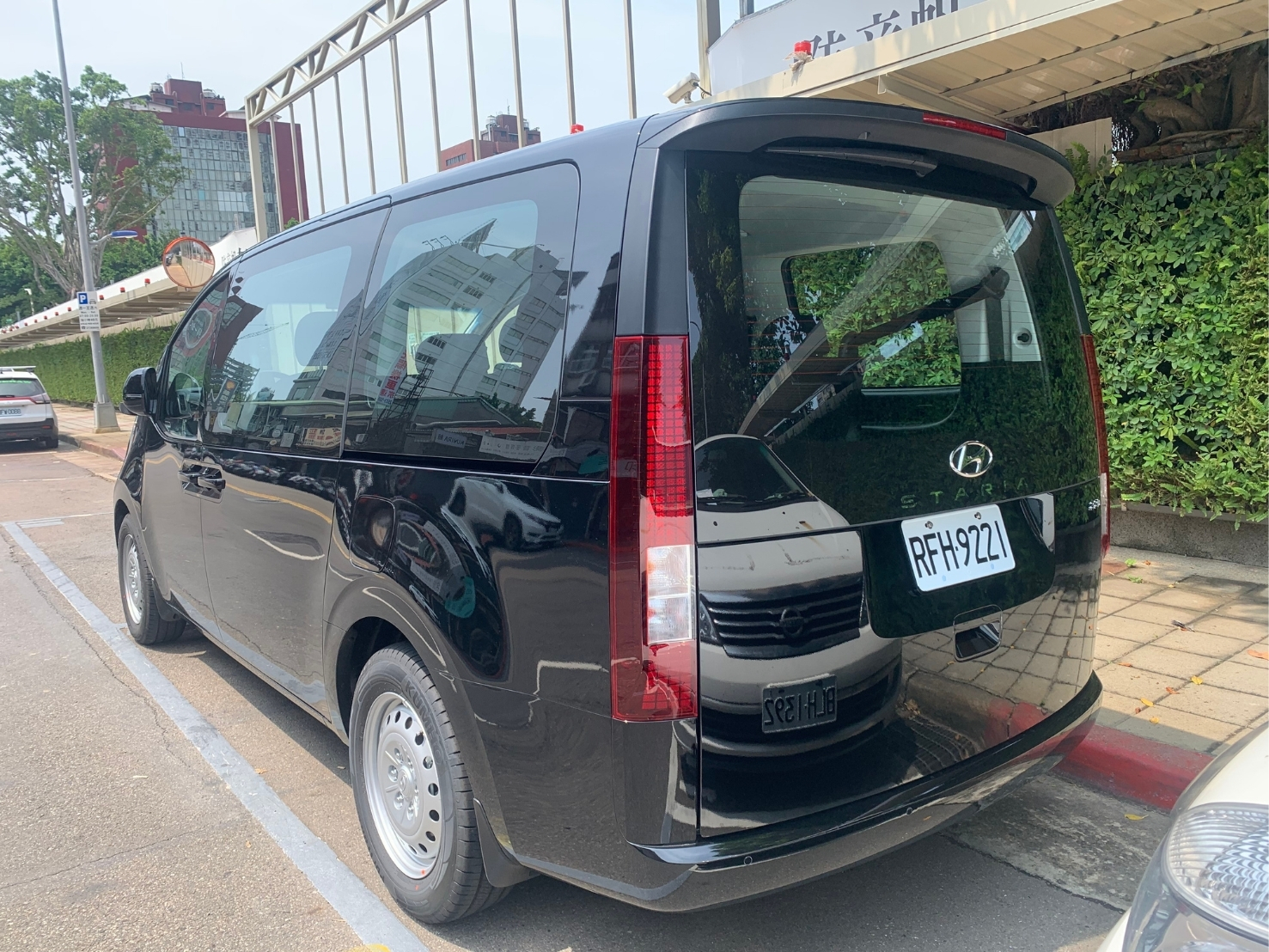 Hyundai STARIA-A GLD-A 2024 Image 2