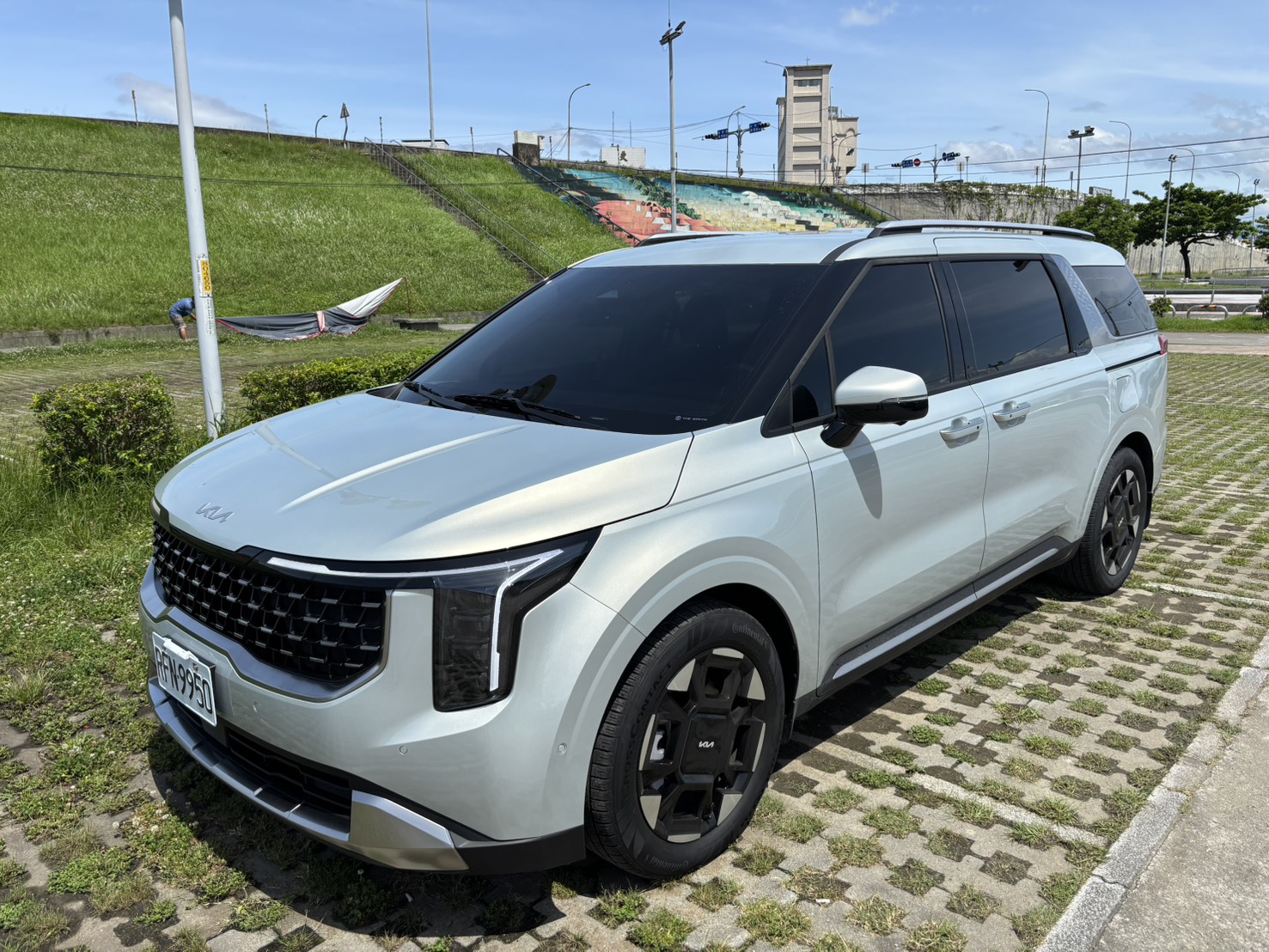 Kia Carnival Signature 鈦光銀 2025 Image 1