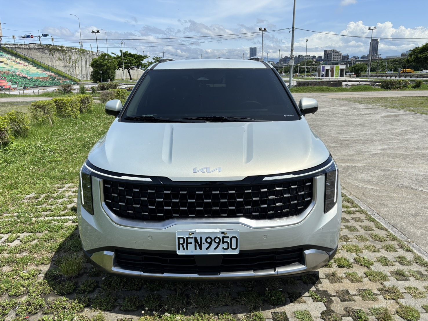Kia Carnival Signature 鈦光銀 2025 Image 2