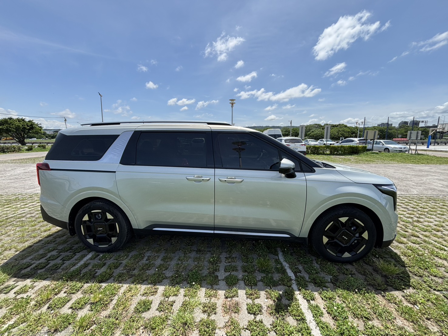 Kia Carnival Signature 鈦光銀 2025 Image 3