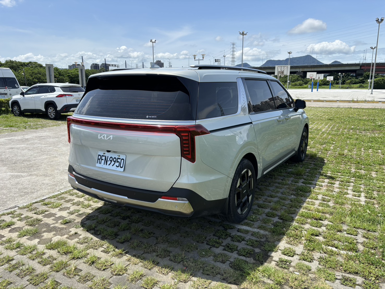 Kia Carnival Signature 鈦光銀 2025 Image 4