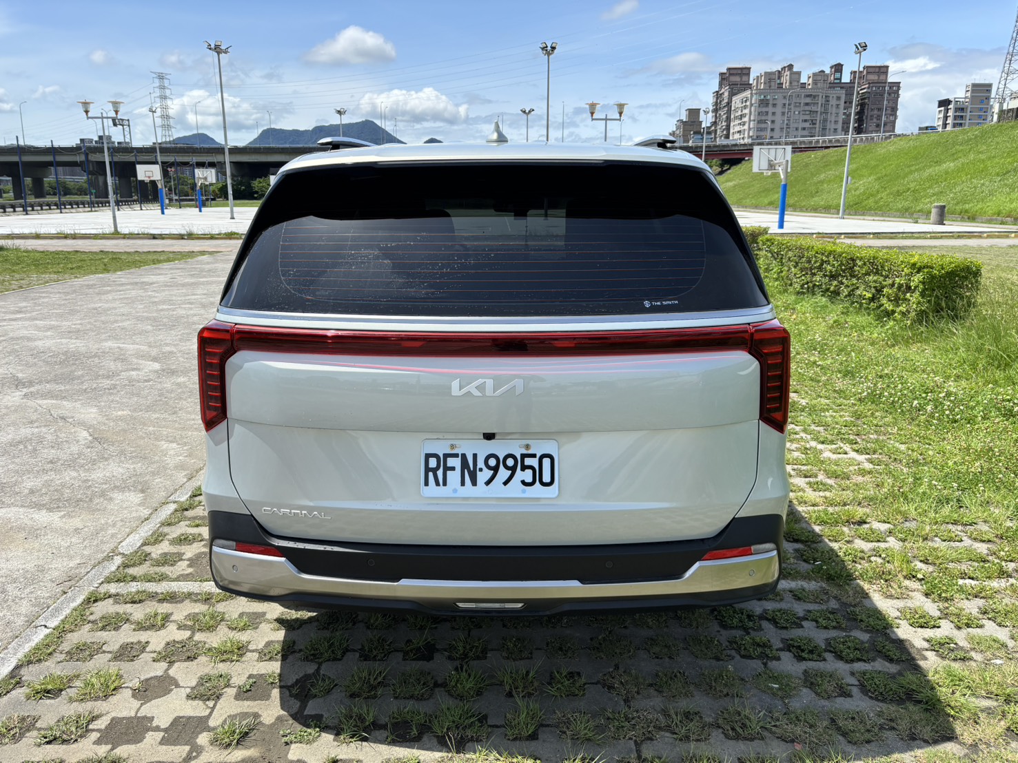 Kia Carnival Signature 鈦光銀 2025 Image 5