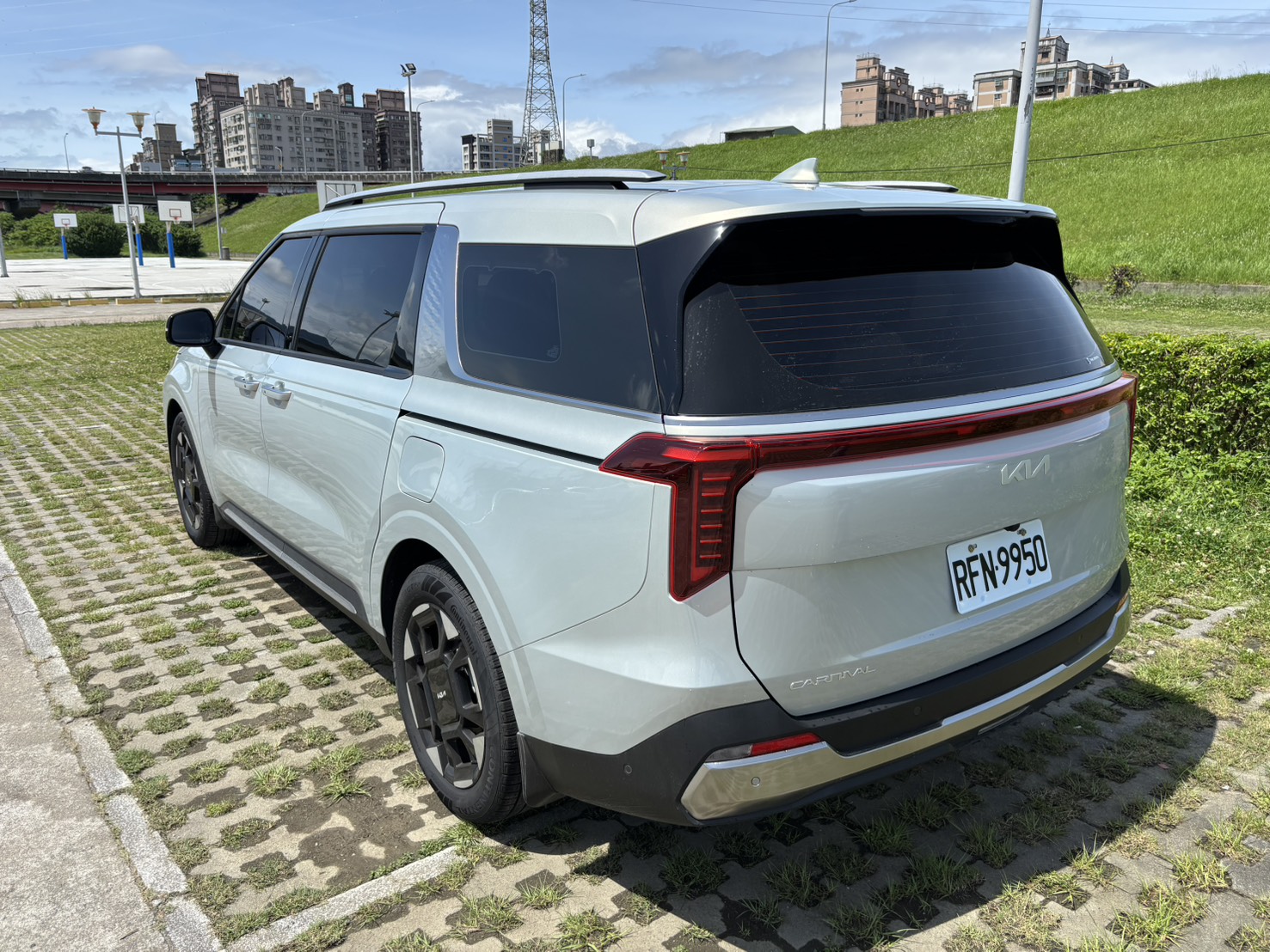 Kia Carnival Signature 鈦光銀 2025 Image 6