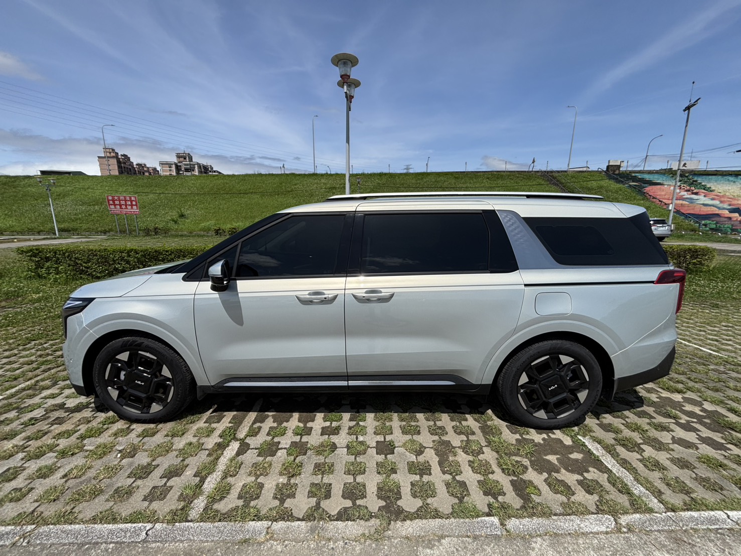 Kia Carnival Signature 鈦光銀 2025 Image 7