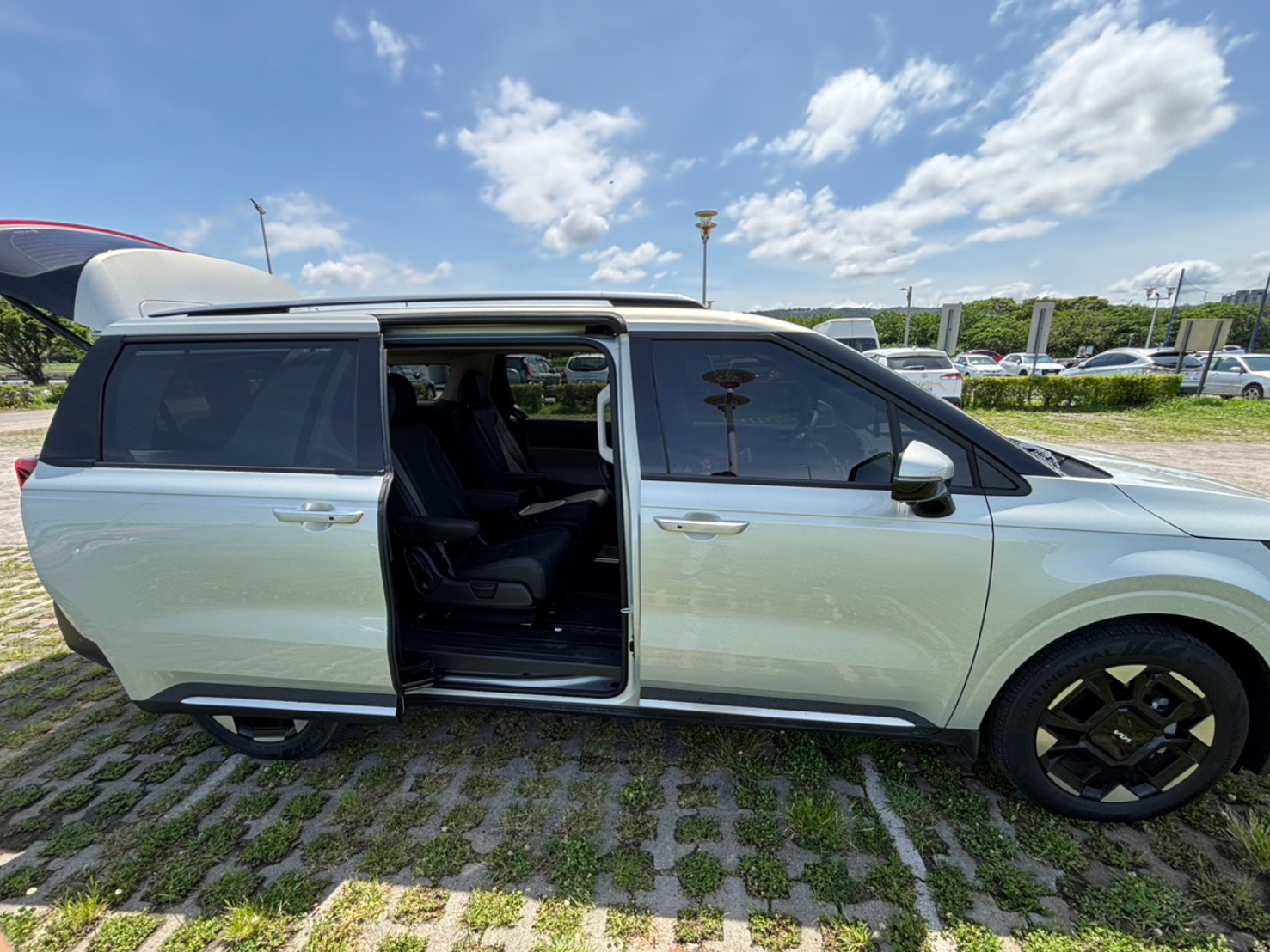 Kia Carnival Signature 鈦光銀 2025 Image 8