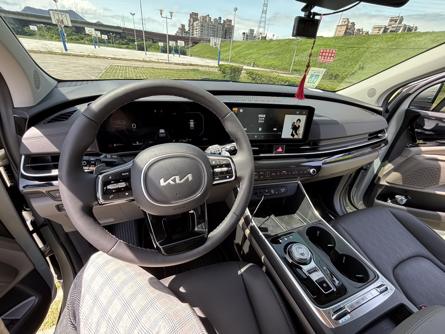 Kia Carnival Signature 鈦光銀 2025 Image 10