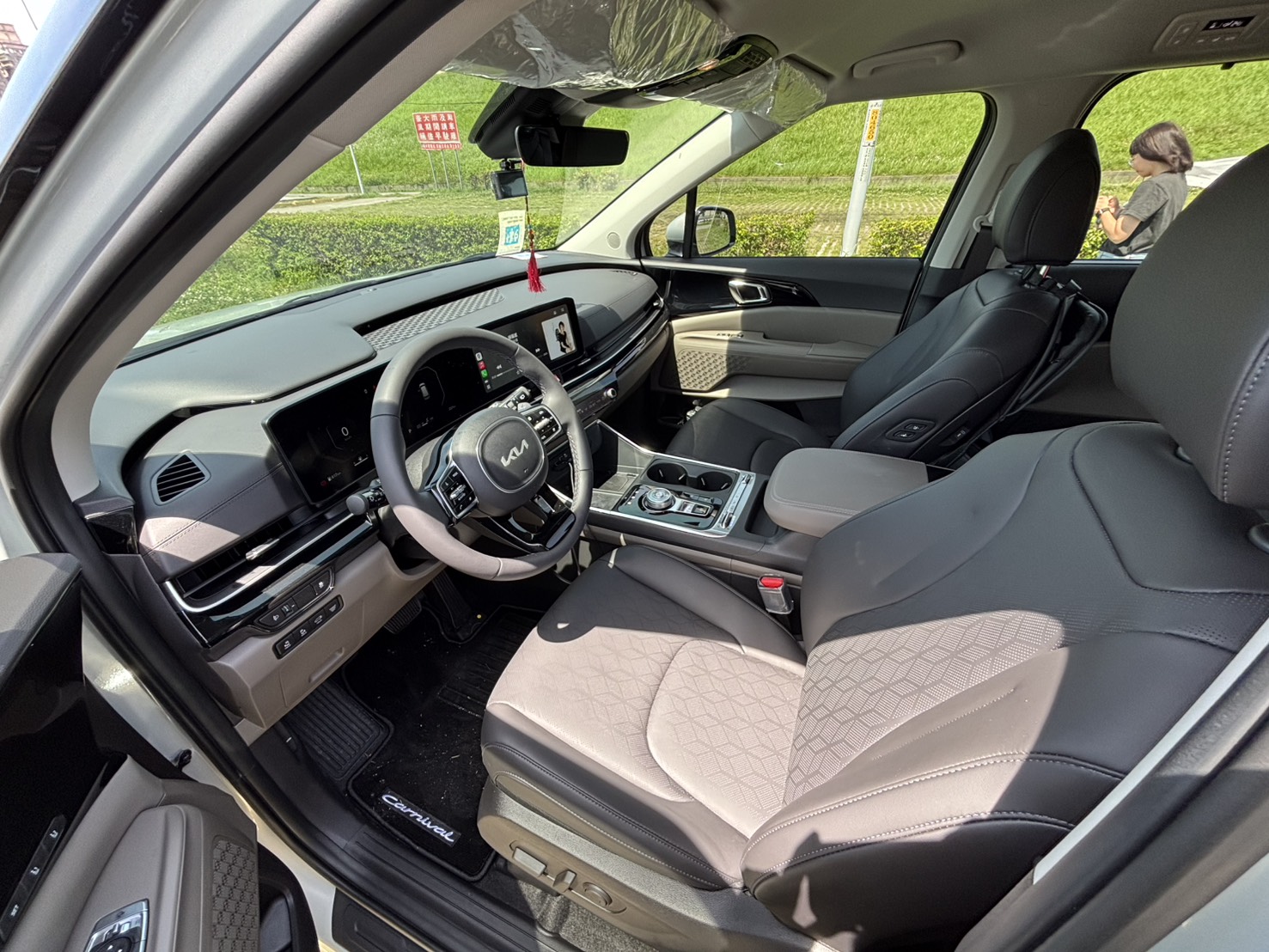 Kia Carnival Signature 鈦光銀 2025 Image 11