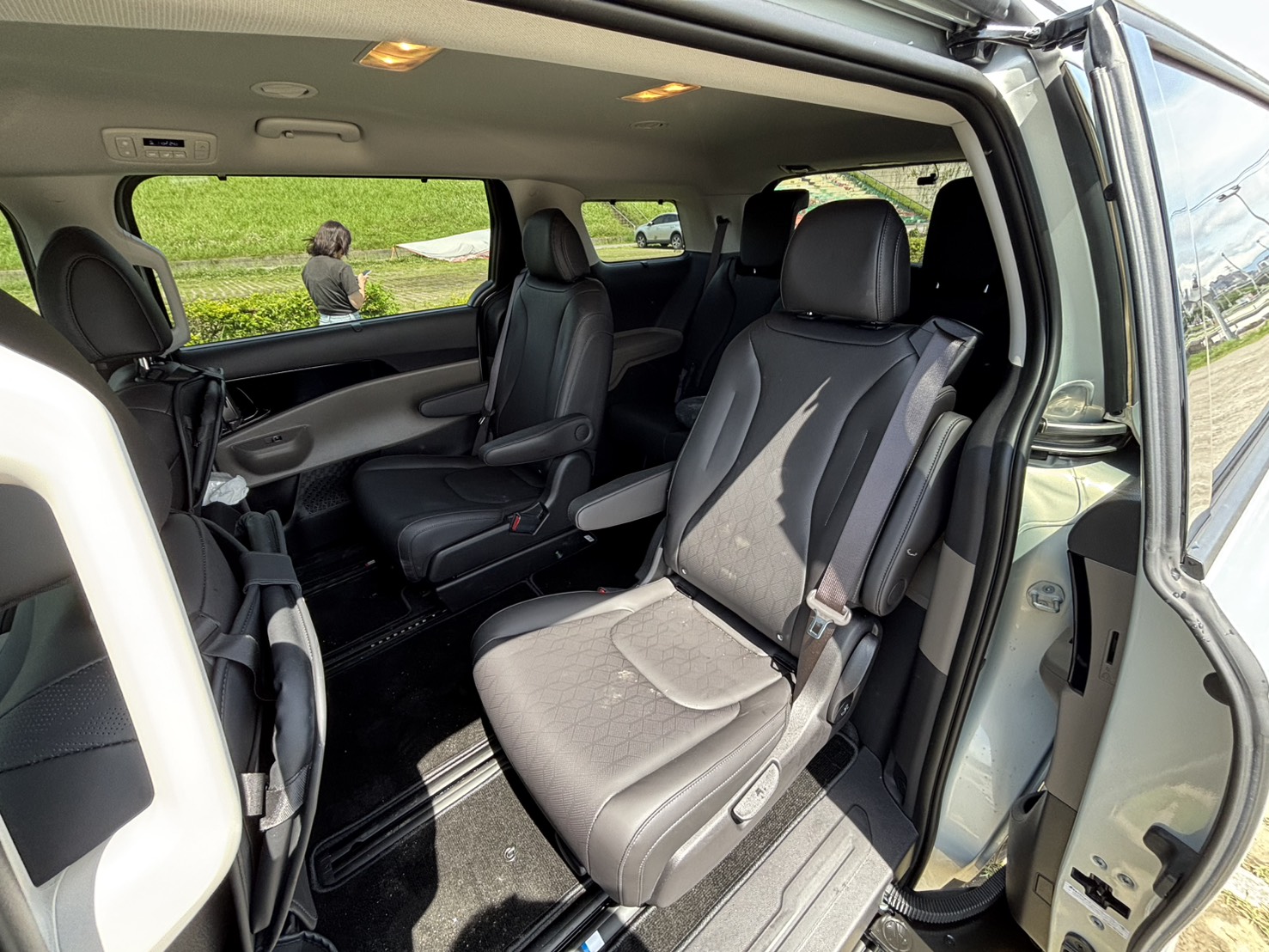 Kia Carnival Signature 鈦光銀 2025 Image 12