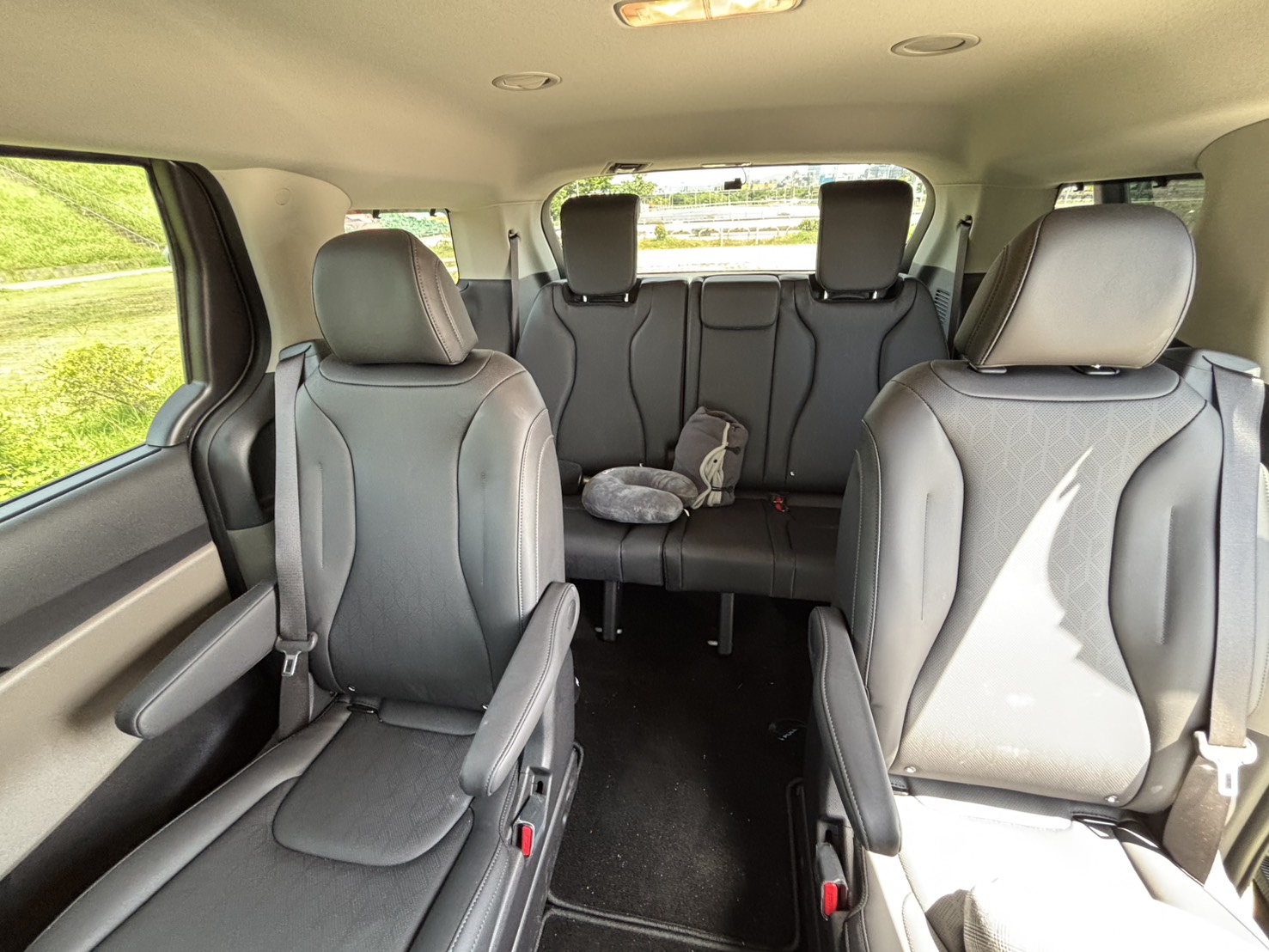 Kia Carnival Signature 鈦光銀 2025 Image 13