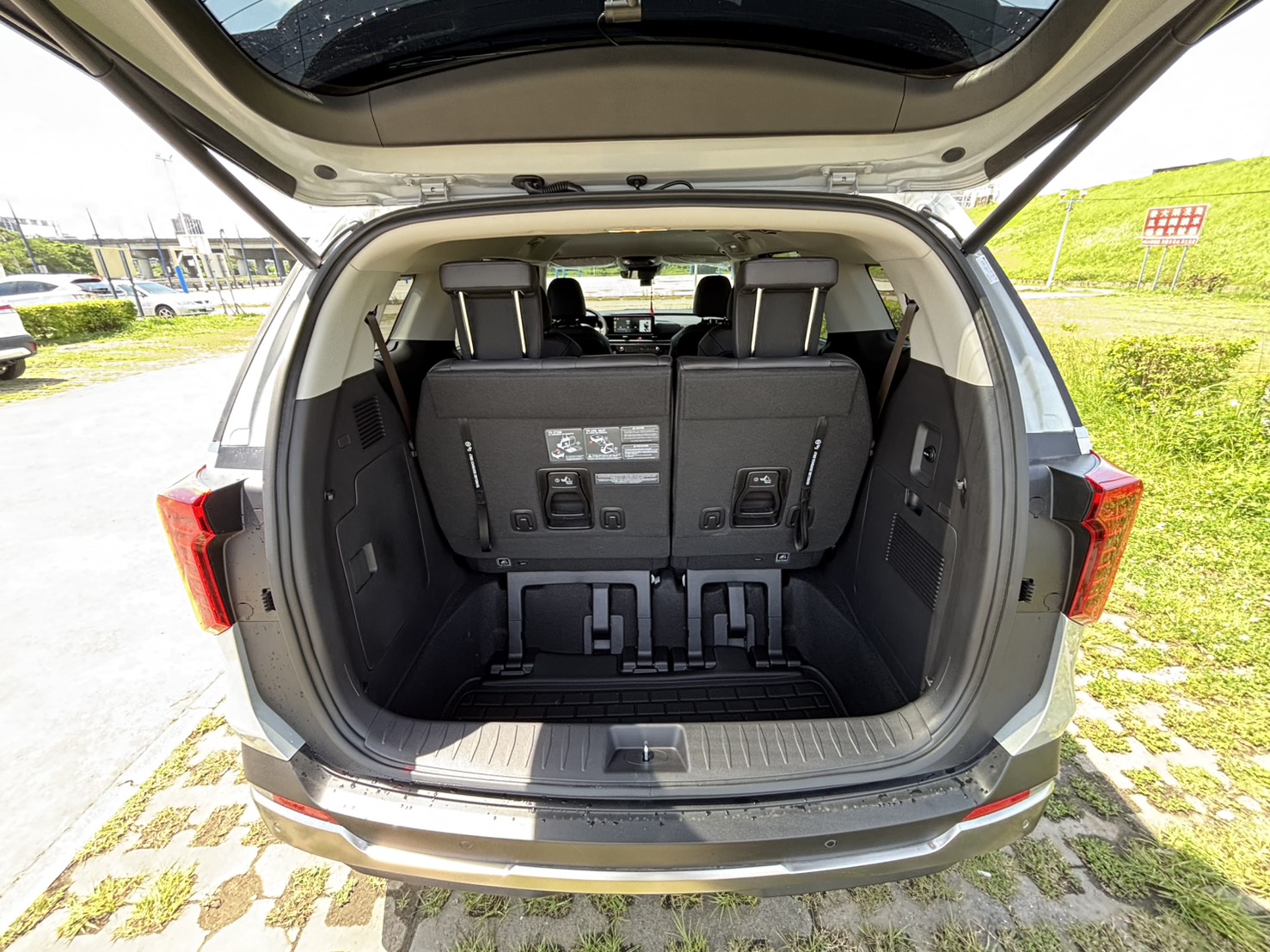 Kia Carnival Signature 鈦光銀 2025 Image 14