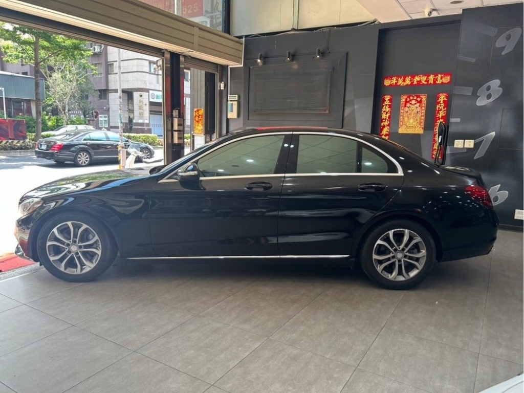 Mercedes-Benz C-Class C300 標配 2015 Image 3