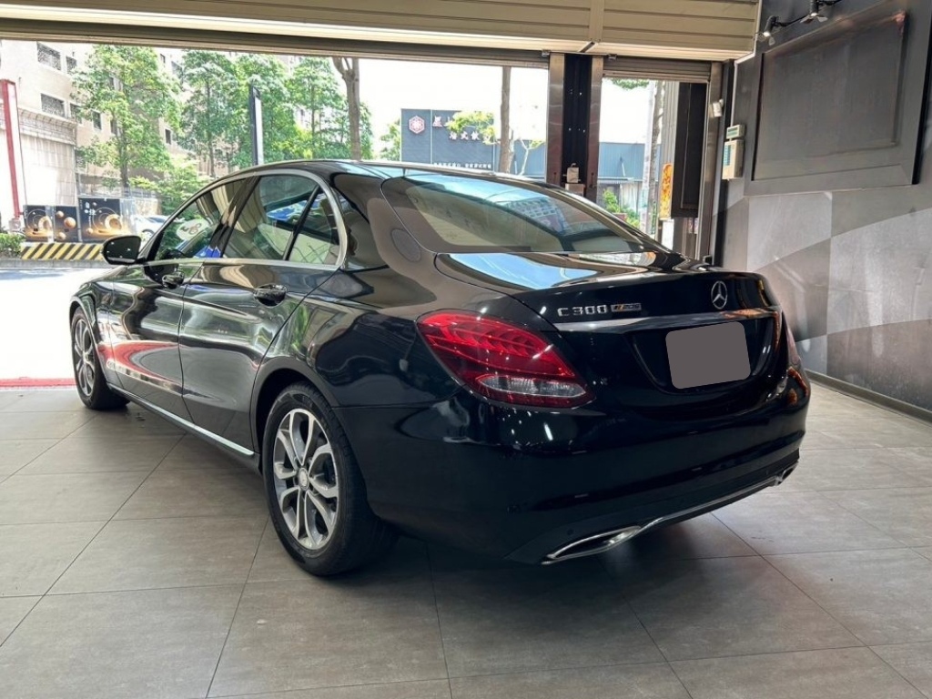 Mercedes-Benz C-Class C300 標配 2015 Image 4