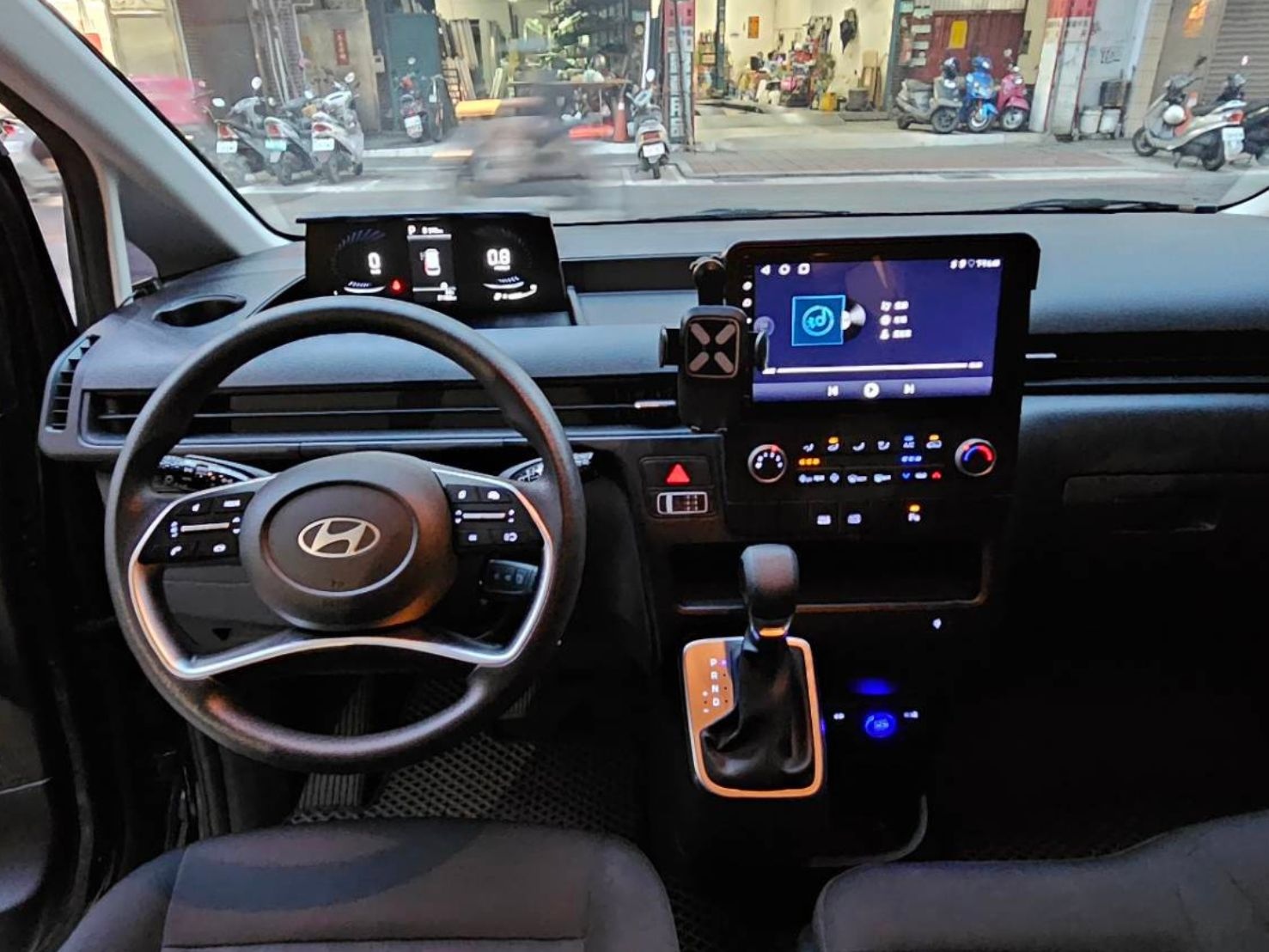 Hyundai STARIA GLD-A 2024 Image 8