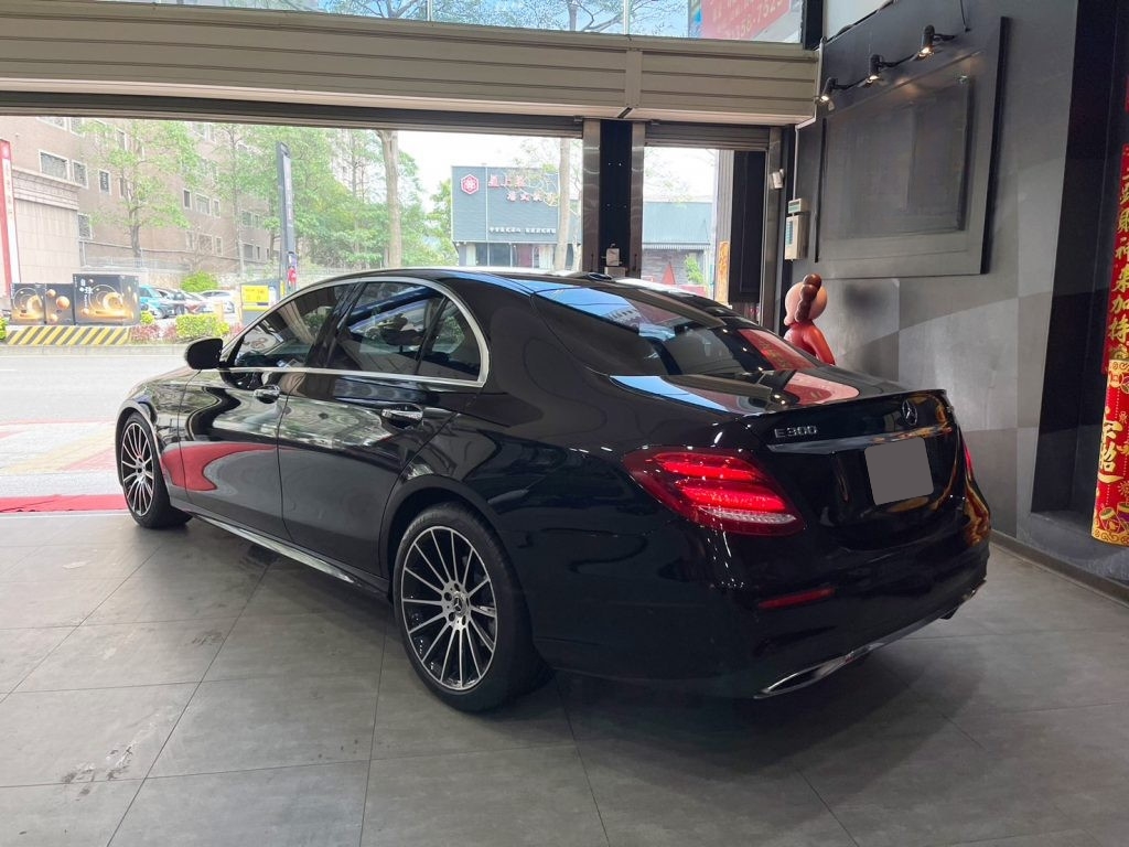 Mercedes-Benz E-Class E300 2017 Image 3
