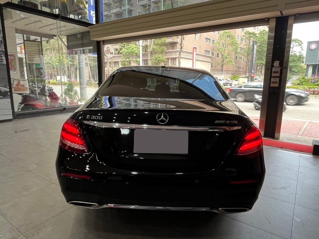 Mercedes-Benz E-Class E300 2017 Image 4