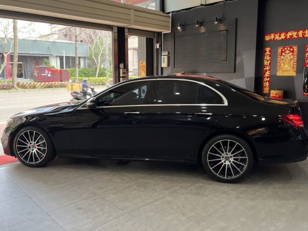 Mercedes-Benz E-Class E300 2017 Image 5