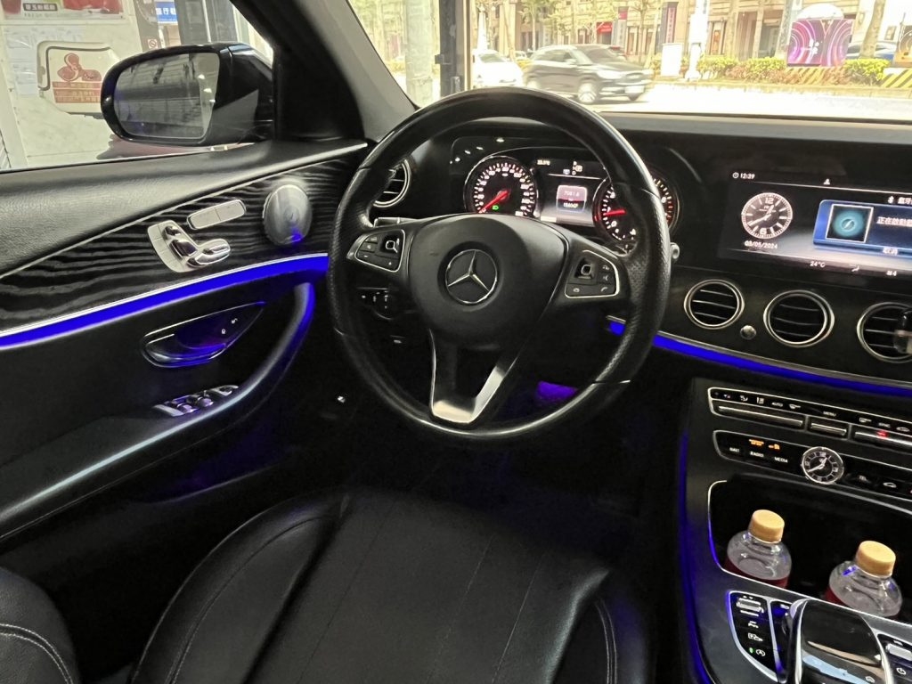 Mercedes-Benz E-Class E300 2017 Image 8